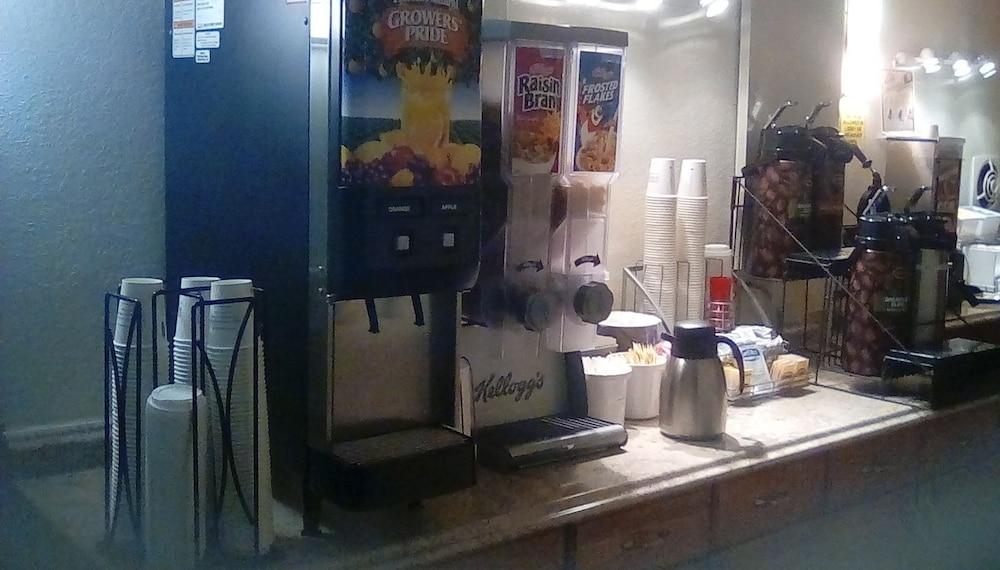 纽堡速8酒店 外观 照片