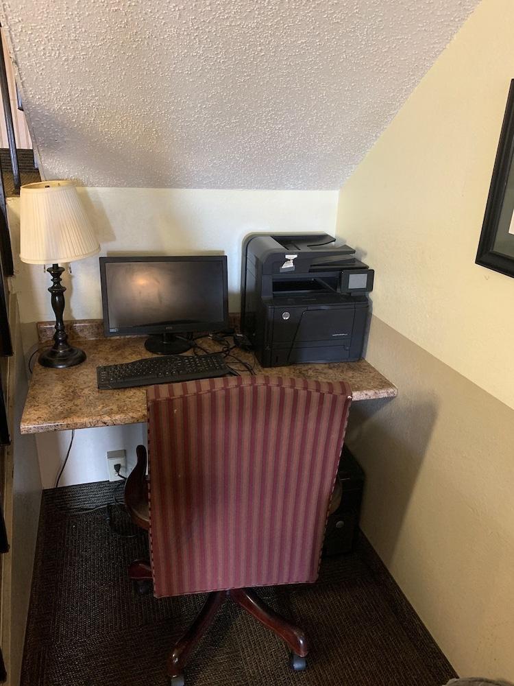 纽堡速8酒店 外观 照片