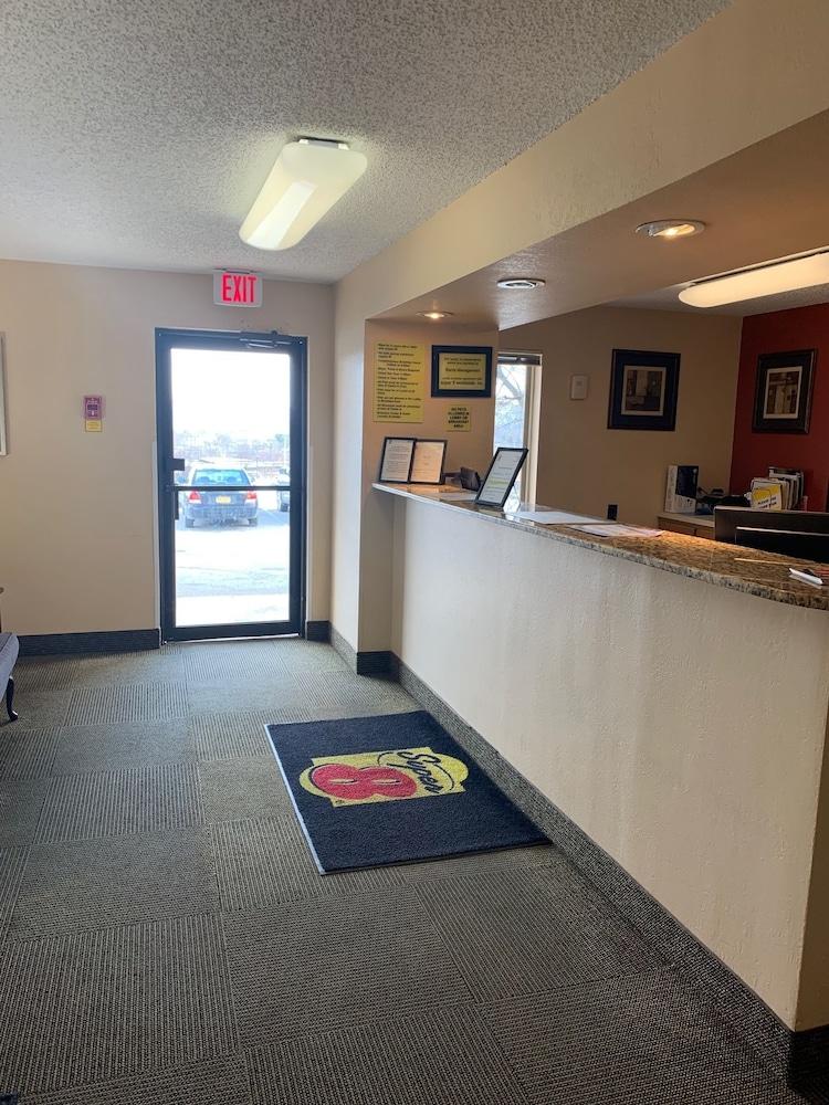 纽堡速8酒店 外观 照片